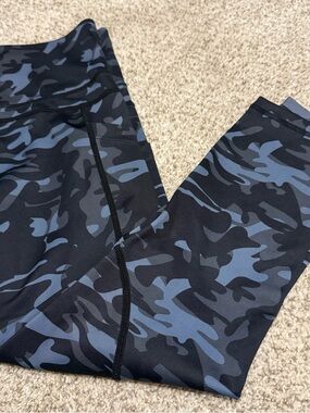 Zyia Light n Tight 20” Blue/Black Camo Leggings (4)